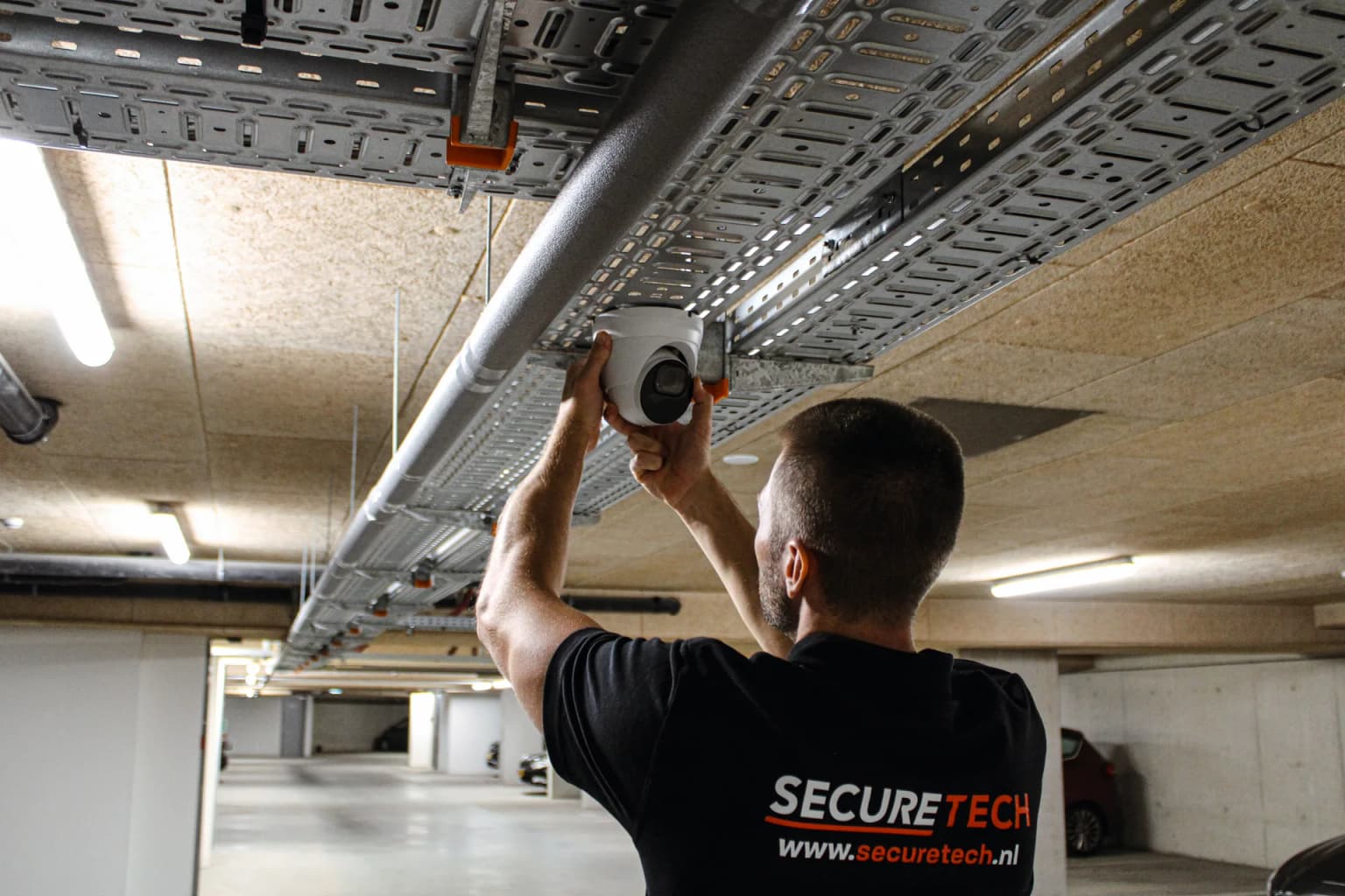 Securetech monteur installeert vakkundig een camerasysteem
