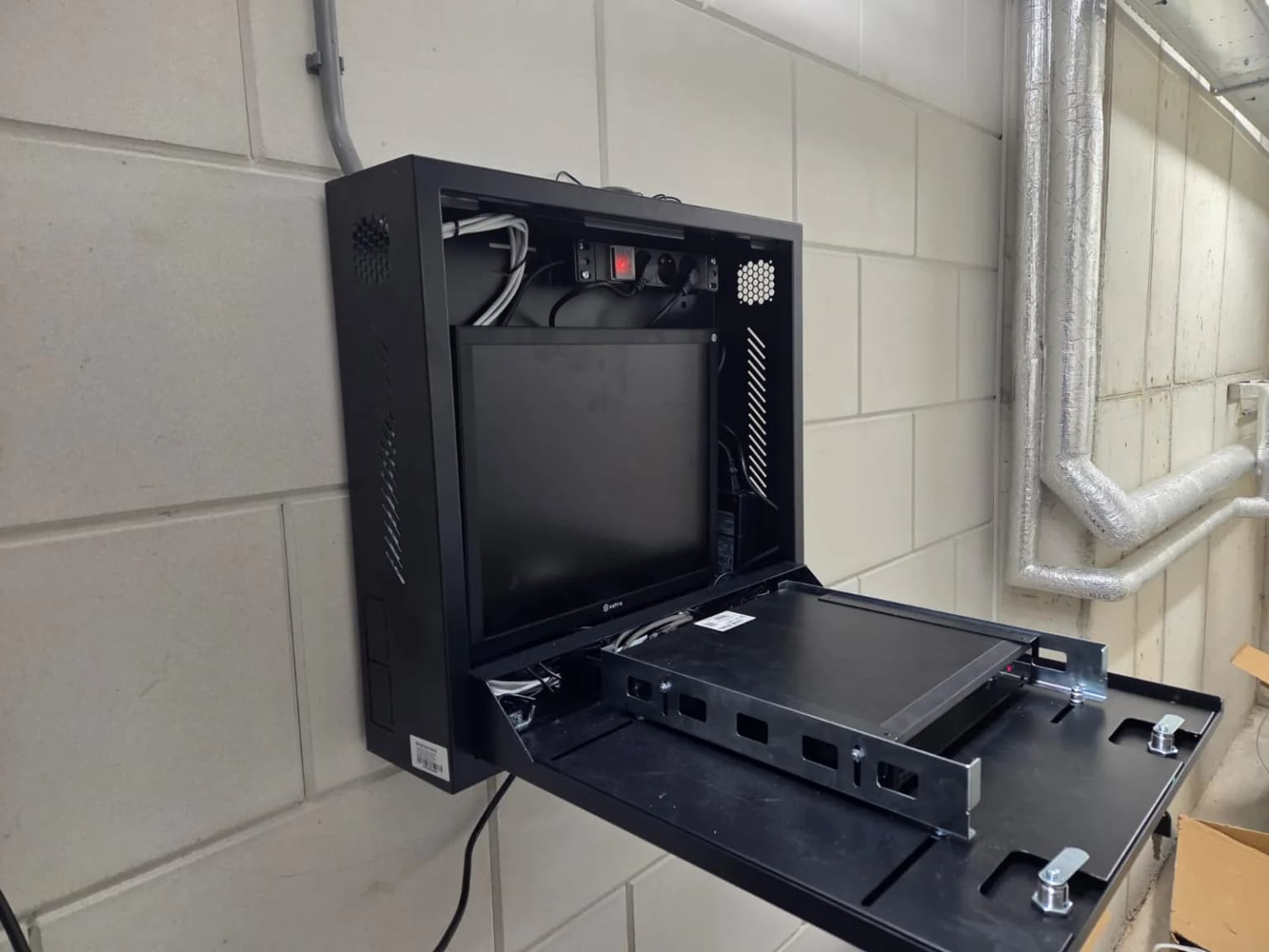 Afsluitbare metalen recorderkast aan wand van technische ruimte VvE Ede, alleen toegankelijk voor bestuur