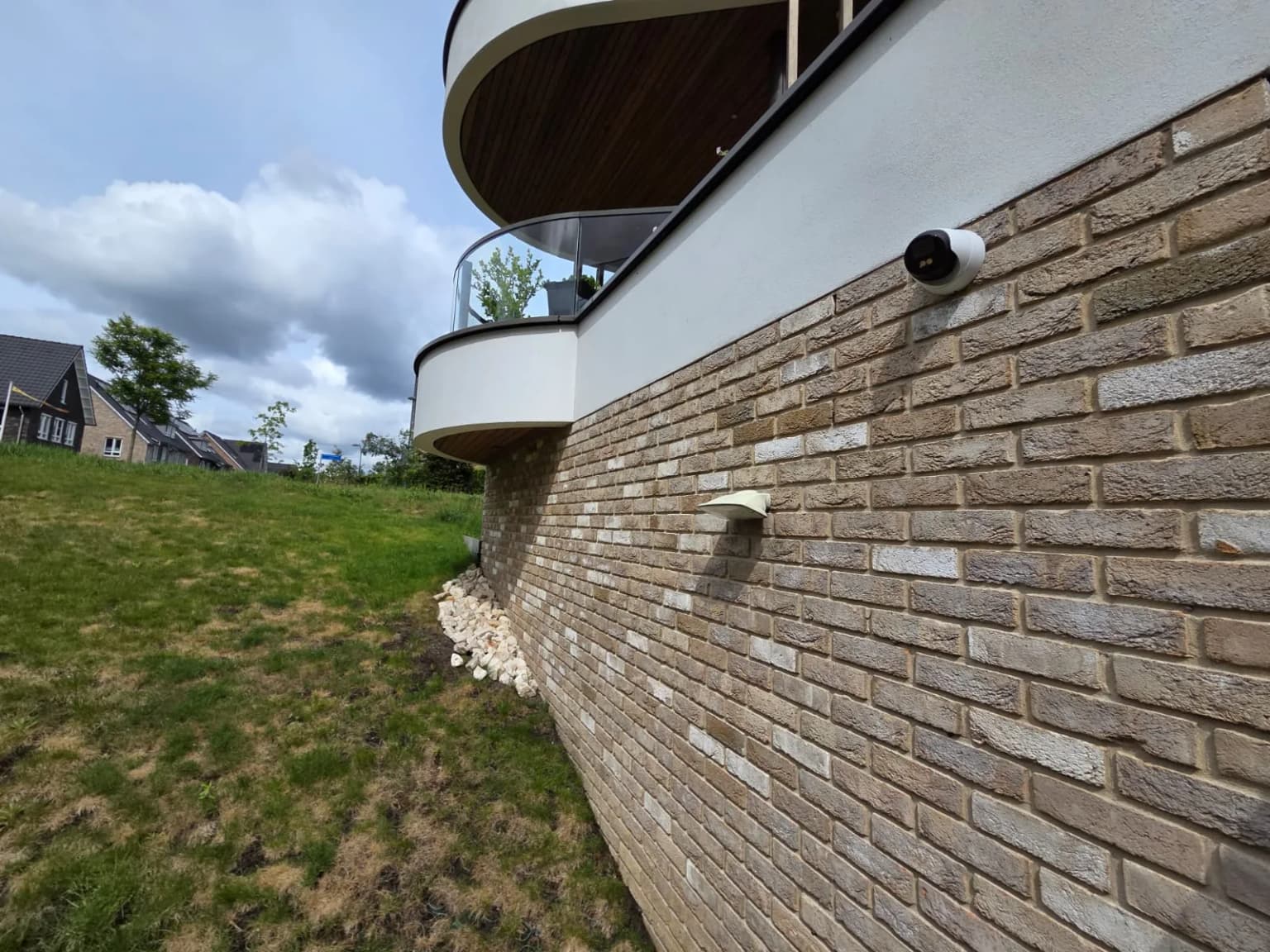 Buitencamera op bakstenen gevel van VvE-appartementencomplex in Ede, installatie Securetech