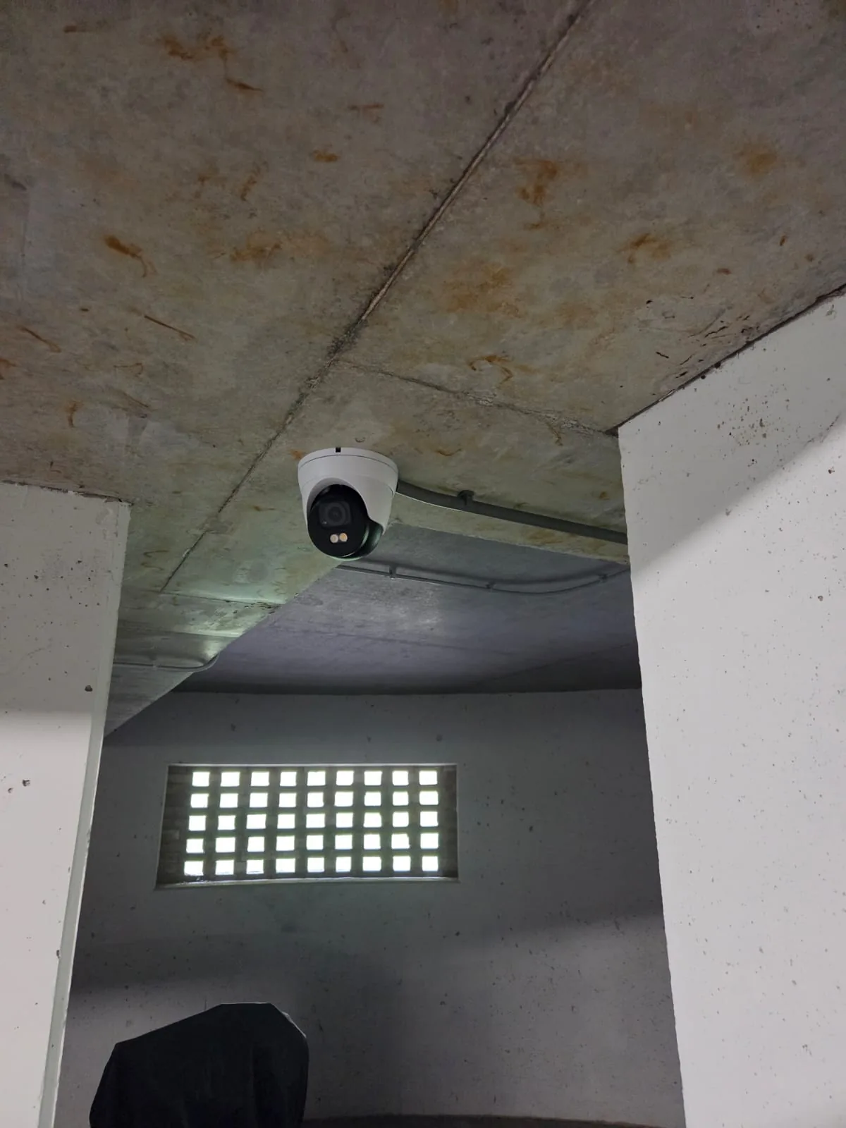 Dome camera met kleurnachtzicht bij inrit van parkeergarage VvE Ede door Securetech