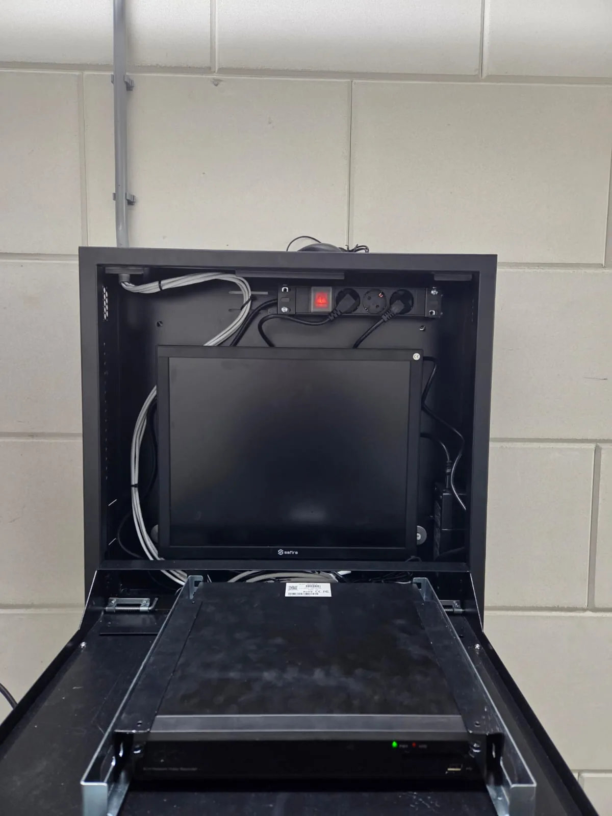 Recorder met live-monitor in geopende afsluitbare kast voor VvE-bestuur in Ede, geconfigureerd door Securetech
